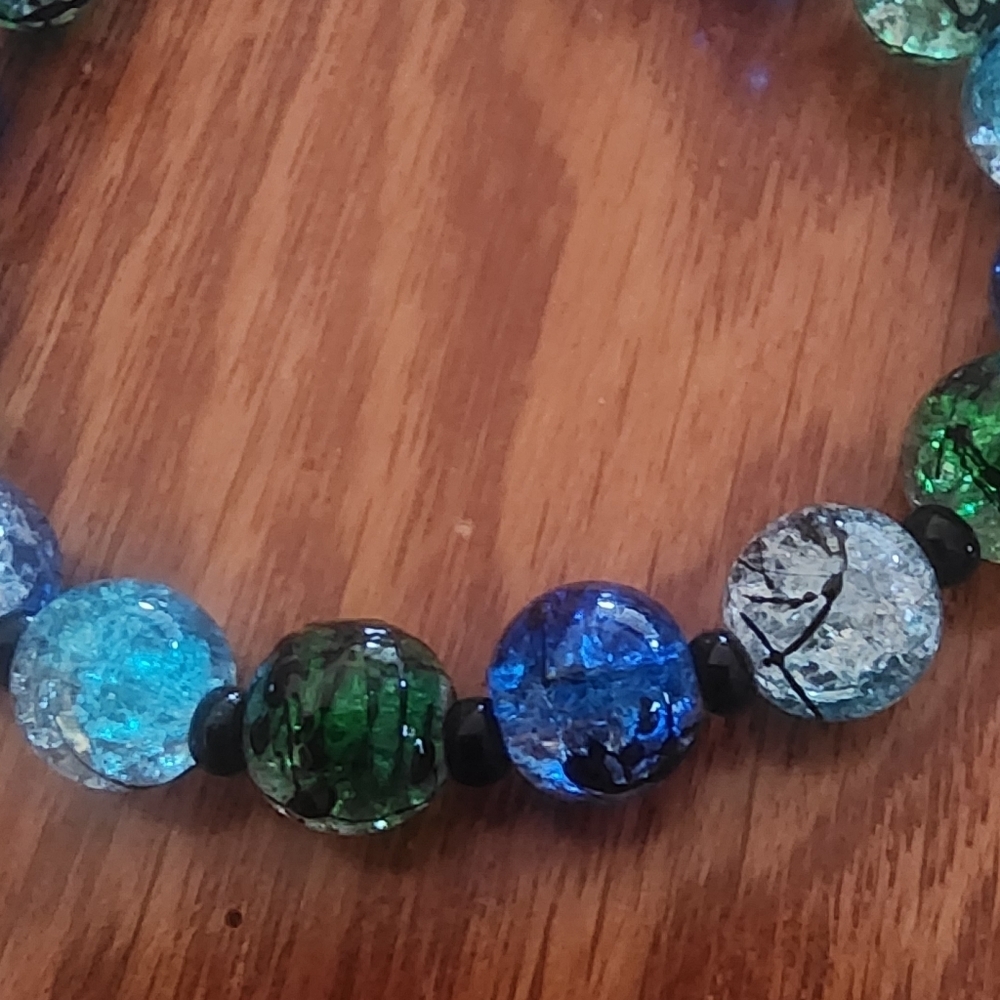 Elegant Blue and Green Beaded Bracelet with Glossy Finish - Picture 5 of 10